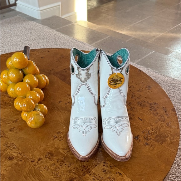 Corral cream colored western short booties. Size 7-1/2 - Picture 2 of 12